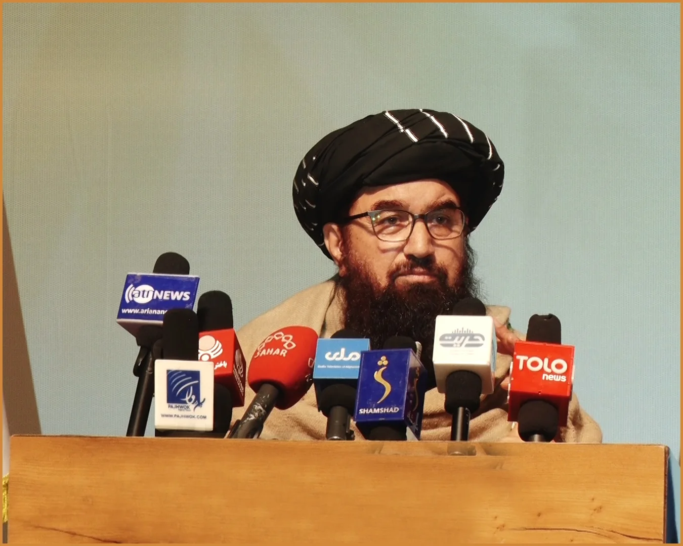 افغان وزیرِ انصاف عبدالحکیم شرعی کے دور میں عدلیہ بدعنوانی، اقربا پروری اور انسانی حقوق کی پامالی کا مرکز بن گئی۔ 700 سے زائد ملازمین کی برطرفی اور ذاتی مفادات کے لیے اختیارات کے ناجائز استعمال نے افغانستان کے عدالتی نظام کو شدید بحران سے دوچار کر دیا ہے