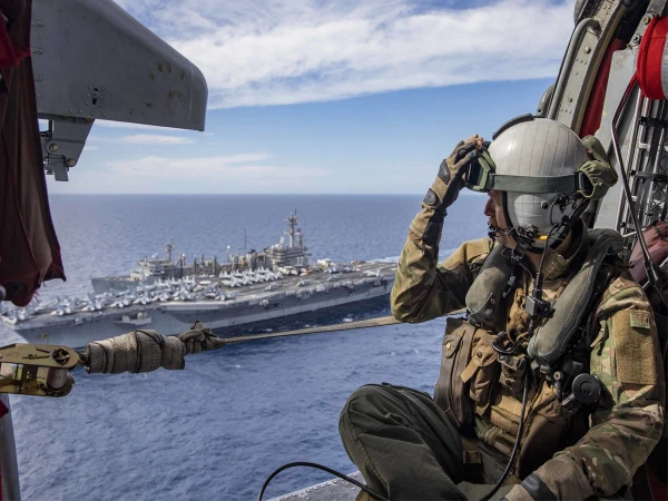 ایران کے ساتھ جوہری مذاکرات میں سست روی کے دوران امریکا نے مشرقِ وسطیٰ میں فوجی دباؤ بڑھانے کے لیے دوسرے ایٹمی طیارہ بردار بحری بیڑے کی تعیناتی کی تیاریاں مکمل کر لیں