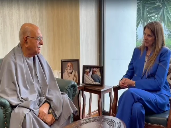 برطانوی ہائی کمشنر کی محمود خان اچکزئی سے ملاقات؛ حساس سیاسی ماحول میں غیر ملکی رابطوں اور قومی اجلاسوں سے دوری پر سوالات اٹھ گئے