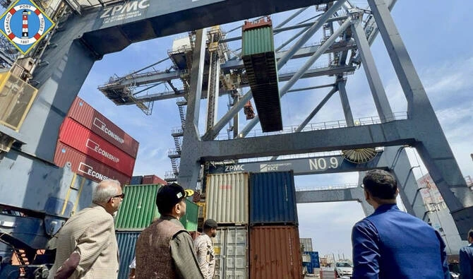 کراچی پورٹ کی 138 سالہ تاریخ میں پہلی بار عید الفطر کے روز بھی آپریشنز جاری رہے؛ وفاقی وزیر بحری امور کا کہنا ہے کہ اس فیصلے کا مقصد تجارتی سرگرمیوں کا تسلسل اور عالمی سپلائی چین کو برقرار رکھنا ہے