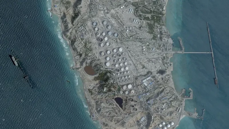 امریکہ کی جانب سے اشارے تو مل رہے ہیں کہ وہ اس جزیرے پر قبضہ کرنے جا رہا ہے ۔ امریکہ اس وقت پھنسا پڑا ہے ۔ اس کی عزت داؤ پر لگ چکی ہے۔ وہ ایک اندھی طاقت بھی ہے۔ اس کی قیادت بھی ٹرمپ جیسے متلون مزاج انسان کے ہاتھ میں ہے جو انتہائی غلط فیصلہ بالکل درست وقت پر کرنے کی حیران کن صلاحیت رکھتا ہے