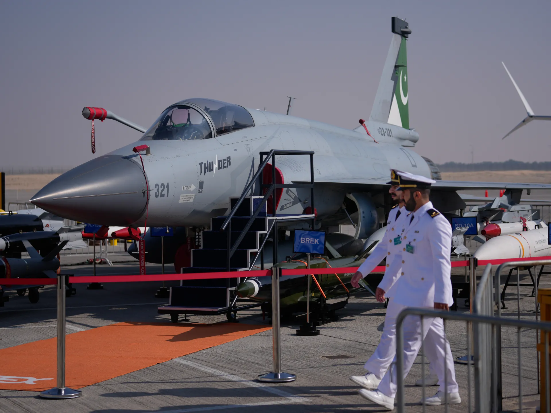 جے ایف-17 تھنڈر پاکستان کی دفاعی برآمدی حکمتِ عملی کا محور بن گیا ہے، جس کا مقصد ٹیکسٹائل سے ہٹ کر اسلحہ سازی کے ذریعے معیشت کو مستحکم کرنا ہے