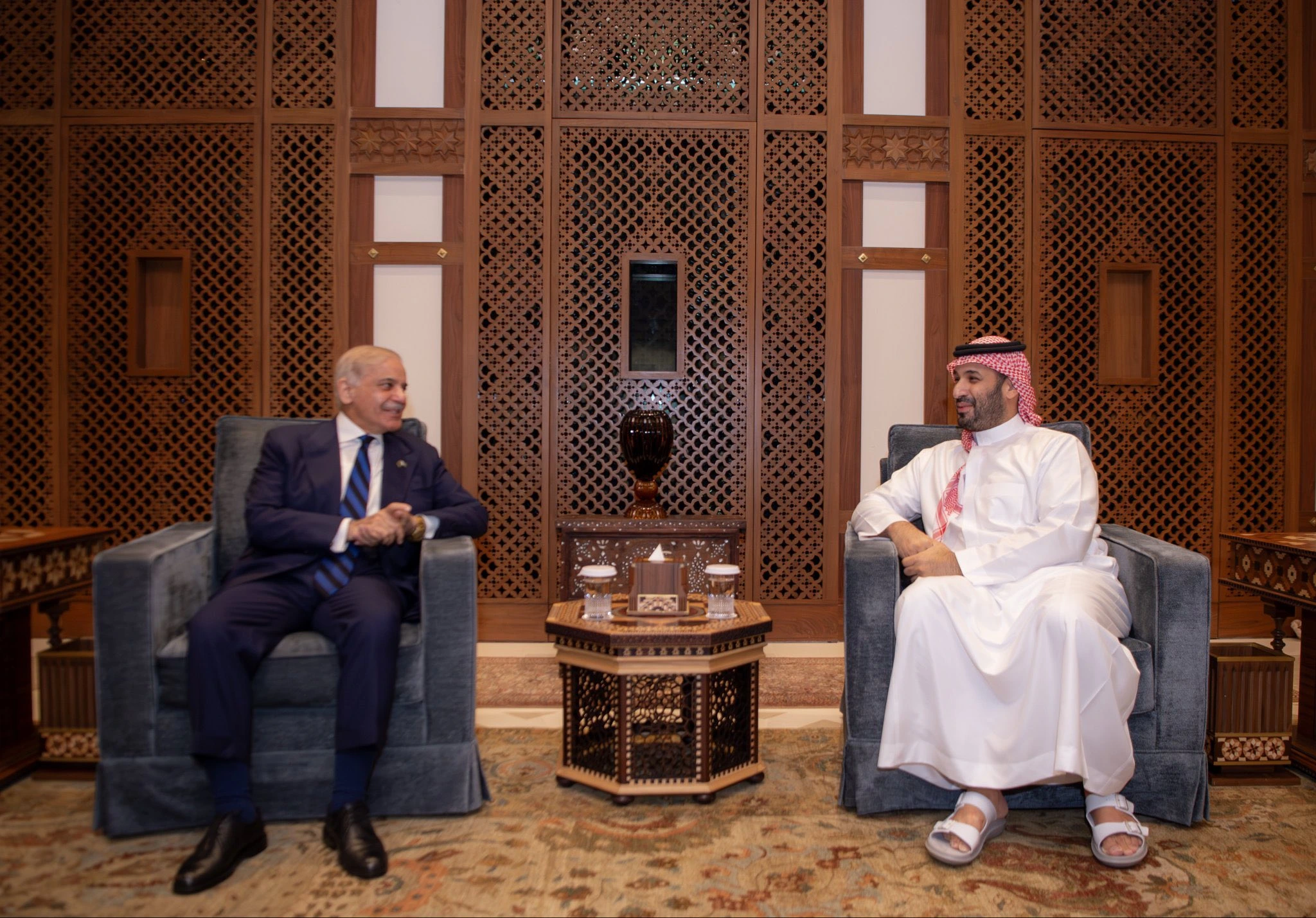 وزیراعظم شہباز شریف اور سعودی ولی عہد محمد بن سلمان کے درمیان جدہ میں اہم ملاقات ہوئی، جس میں علاقائی سلامتی، مشرقِ وسطیٰ میں جنگ بندی اور سعودی عرب کے دفاع کے لیے پاکستان کی غیر مشروط حمایت کا اعادہ کیا گیا