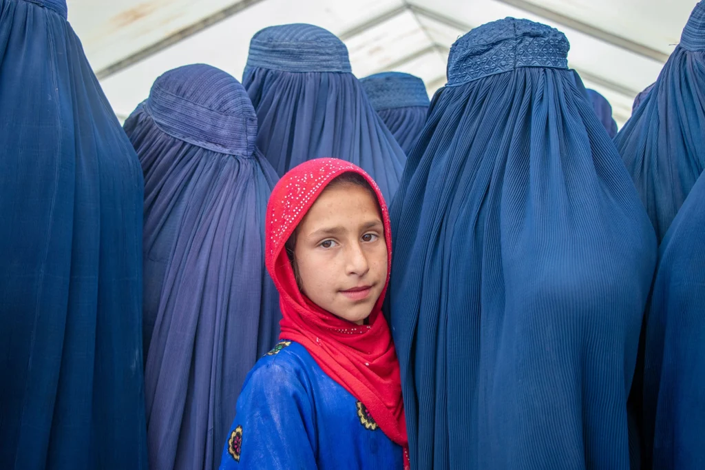 اقوامِ متحدہ کی تازہ رپورٹ میں افغانستان میں خواتین کی تعلیم اور عوامی زندگی پر عائد سخت پابندیوں کو انسانی حقوق کی سنگین خلاف ورزی قرار دیا گیا ہے