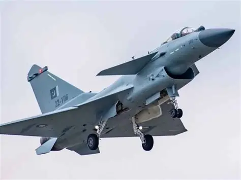 پاک افغان سرحد پر صورتحال اس وقت انتہائی کشیدہ ہو گئی ہے جب پاکستانی طیاروں نے ننگرہار میں طالبان کے عسکری مراکز کو نشانہ بنایا، جس کے جواب میں طالبان نے طورخم اور نوشکی سمیت مختلف مقامات پر پاکستانی چوکیوں پر حملے شروع کر دیے ہیں