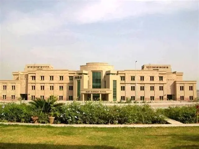سال 2026 کی عالمی کیو ایس رینکنگ میں پاکستان کی 35 جامعات کی شمولیت نے ملکی تعلیمی معیار پر مہرِ تصدیق ثبت کر دی ہے۔ نسٹ اور قائد اعظم یونیورسٹی نے اپنے اپنے شعبوں میں عالمی برتری برقرار رکھی ہے جبکہ زرعی جامعہ فیصل آباد ٹاپ 200 میں شامل ہو گئی ہے