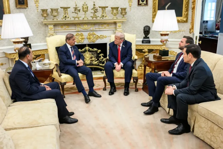 توازن کی پالیسی کامیاب، پاکستان خطے میں امن کا ضامن بن گیا، “پاکستان کسی ایک فریق کا انتخاب نہیں کرے گا”؛ آصف محمود