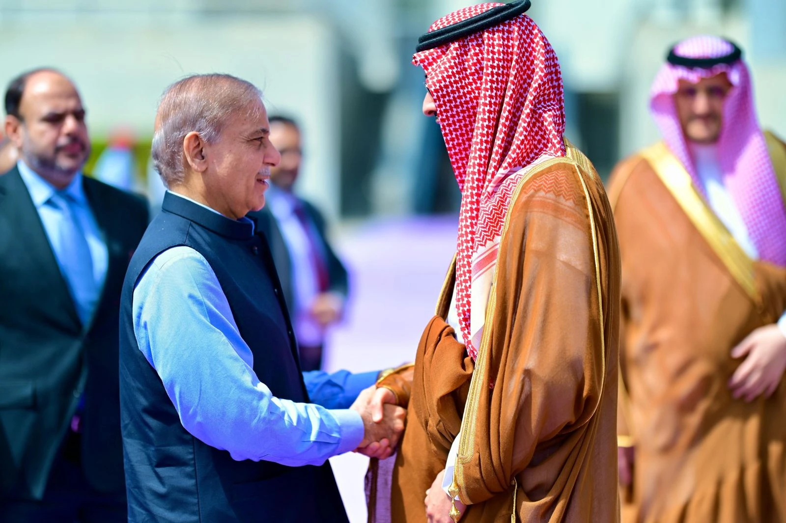 وزیراعظم شہباز شریف سعودی عرب کے ہنگامی دورے پر روانہ؛ ولی عہد شہزادہ محمد بن سلمان کے ساتھ علاقائی صورتحال اور معاشی تعاون پر اہم بات چیت متوقع