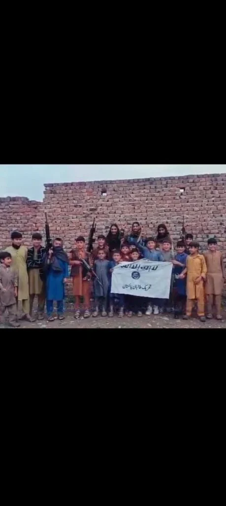 عید کی خوشیوں کو ٹی ٹی پی نے پراپیگنڈا کا ہتھیار بنا لیا۔ نوجوانوں کو منشیات کا عادی بنا کر دہشت گردی کی آگ میں جھونکنے کا ہولناک طریقہ کار اور باڑہ ویڈیو کے پیچھے چھپے حقائق پر خصوصی رپورٹ