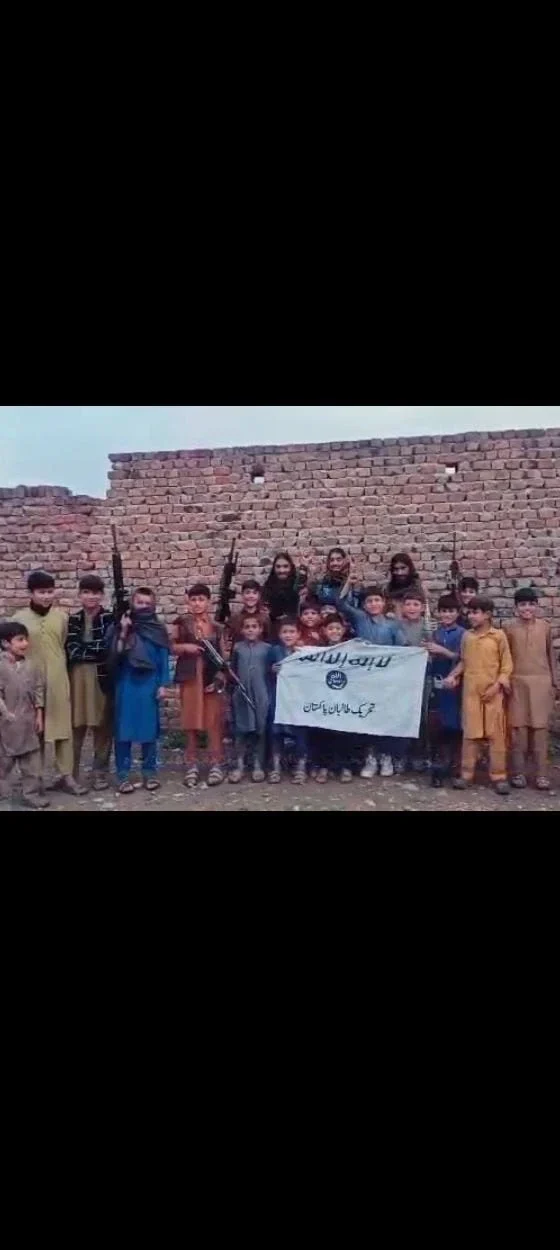 عید کی خوشیوں کو ٹی ٹی پی نے پراپیگنڈا کا ہتھیار بنا لیا۔ نوجوانوں کو منشیات کا عادی بنا کر دہشت گردی کی آگ میں جھونکنے کا ہولناک طریقہ کار اور باڑہ ویڈیو کے پیچھے چھپے حقائق پر خصوصی رپورٹ