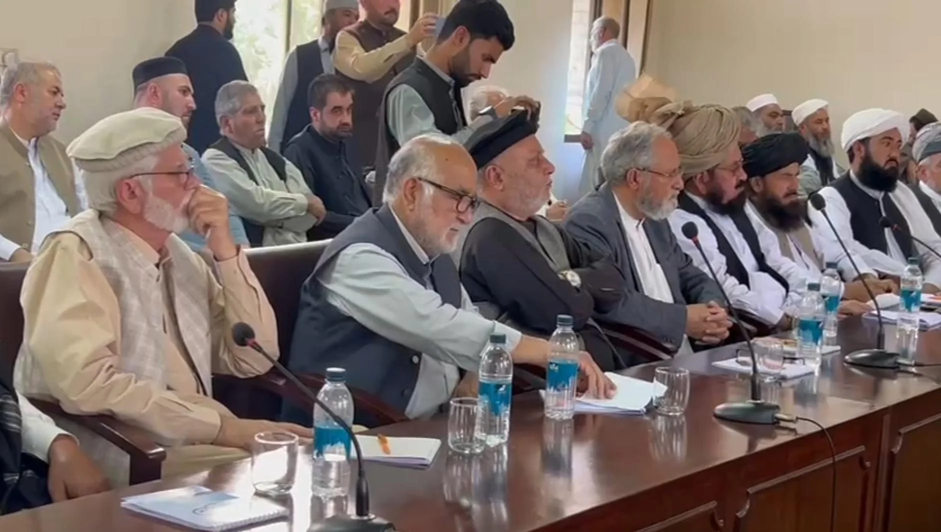 پشاور میں پاک افغان امن جرگہ کا انعقاد، سیاسی و قبائلی قائدین کی شرکت؛ مشترکہ اعلامیہ میں جنگ بندی اور مذاکرات کی اہمیت پر زور دیا گیا