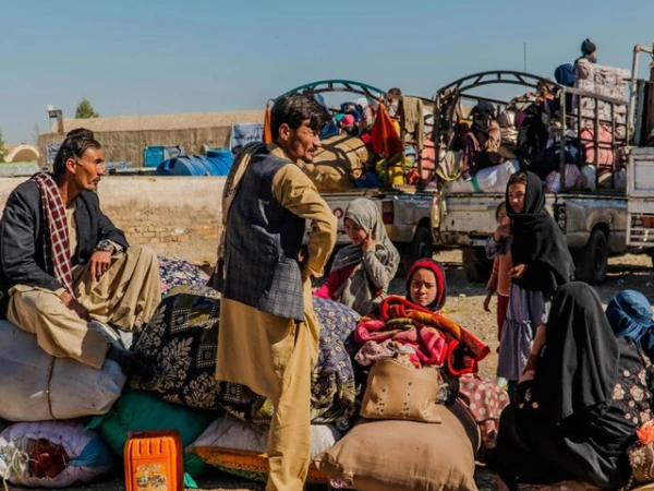 خیبرپختونخوا حکومت نے افغان مہاجرین کی مرحلہ وار واپسی کے لیے طورخم بارڈر جزوی طور پر کھولنے کا فیصلہ کیا ہے۔ پہلے مرحلے میں جیلوں میں قید 2200 سے زائد افغان شہریوں کو خصوصی سکیورٹی میں واپس بھیجا جائے گا