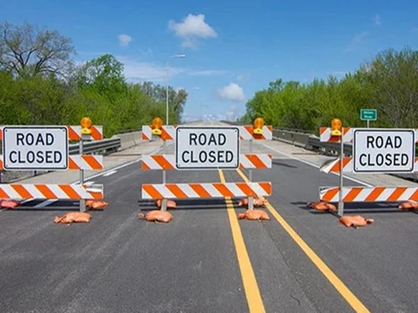 اسلام آباد میں ٹریفک پولیس نے الرٹ جاری کرتے ہوئے ریڈ زون سمیت متعدد اہم شاہراہیں بند کر دیں، شہریوں کو متبادل راستے اختیار کرنے کی ہدایت