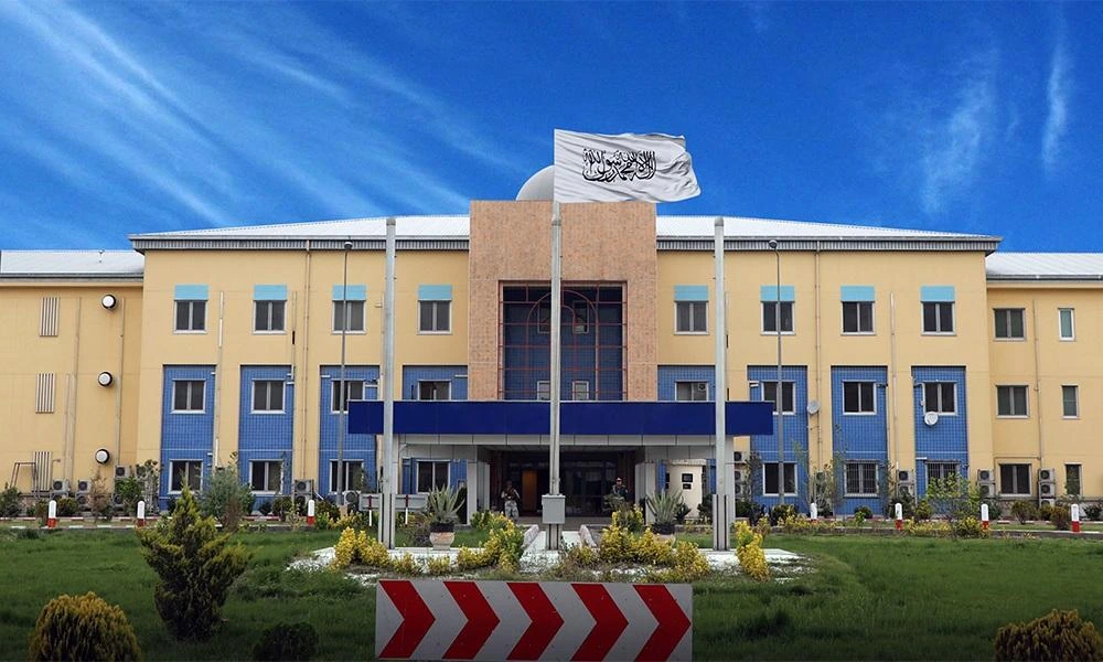 سورس کے مطابق ملازمین کو بلا وجہ مستعفی ہونے کے لئے مجبور کیا جا رہا ہےا ور انکار کرنے والوں کو جبری بر طرف کردیا جاتا ہے ۔ افغانستان کی موجودہ رجیم میں ملازموں کو کسی قسم کا تحفظ حاصل نہیں اور نہ ہی کوئی قانونی حقوق حاصل ہیں، جس کی وجہ سے ملازمین کی نوکری طالبان کے مقررکردہ محکموں کے سربراہان کے رحم وکرم پر ہے