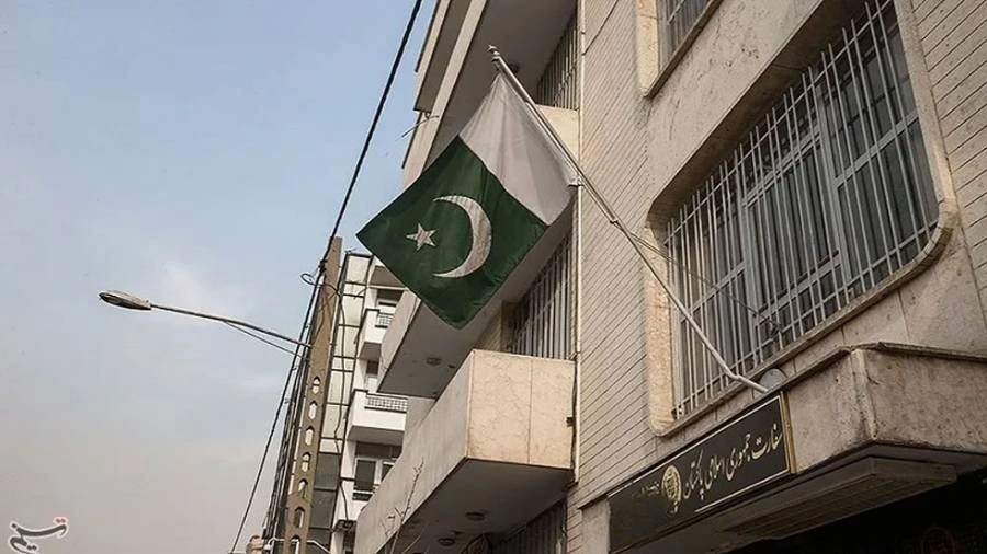 ایرانی دارالحکومت تہران میں پاکستانی سفارت خانے کے قریب شدید بمباری کی اطلاعات ہیں، جس کے بعد وہاں موجود سفیر سمیت 50 رکنی سفارتی عملے کی سلامتی کے حوالے سے شدید تشویش پیدا ہو گئی ہے