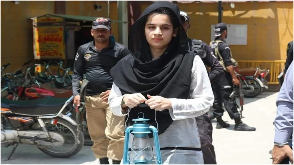 سندھ کی سرزمین پر ننگے پاؤں چلنے والی اس بیٹی کی جدوجہد دراصل اس سماج کو جھنجھوڑنے کی ایک سعی تھی، جہاں وڈیرہ شاہی کی جڑیں قانون کی کتابوں سے کہیں زیادہ گہری دکھائی دیتی ہیں۔ ایک ہی دن میں باپ کا سایہ، دادا اور چچا کا چھن جانا کوئی معمولی سانحہ نہیں تھا، بلکہ یہ اس بغاوت کی قیمت تھی جو ایک بلند عزم خاتون نے مروجہ سرداری نظام کے خلاف ادا کی