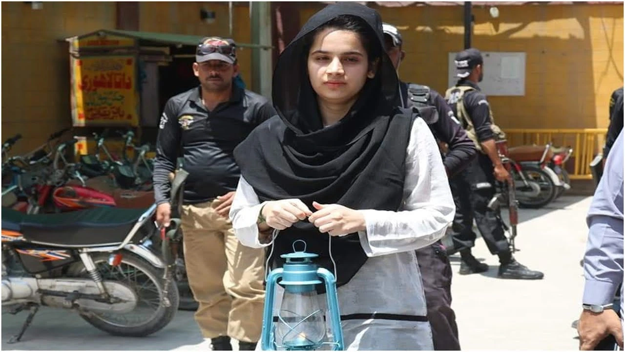 سندھ کی سرزمین پر ننگے پاؤں چلنے والی اس بیٹی کی جدوجہد دراصل اس سماج کو جھنجھوڑنے کی ایک سعی تھی، جہاں وڈیرہ شاہی کی جڑیں قانون کی کتابوں سے کہیں زیادہ گہری دکھائی دیتی ہیں۔ ایک ہی دن میں باپ کا سایہ، دادا اور چچا کا چھن جانا کوئی معمولی سانحہ نہیں تھا، بلکہ یہ اس بغاوت کی قیمت تھی جو ایک بلند عزم خاتون نے مروجہ سرداری نظام کے خلاف ادا کی