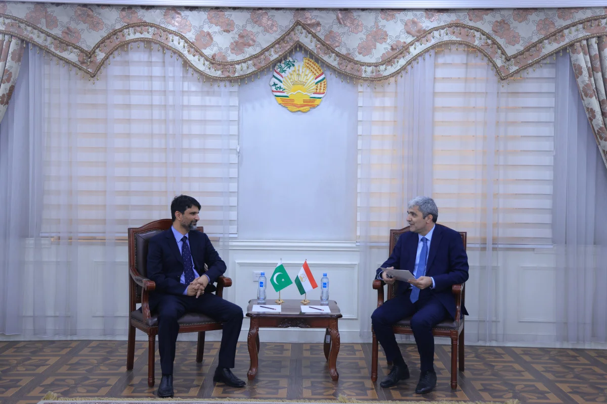 تاجکستان میں پاکستان کے نو منتخب سفیر عرفان احمد نے اپنی اسنادِ سفارت کی نقول تاجک نائب وزیرِ خارجہ کو پیش کر دیں، دونوں ممالک کے درمیان دوطرفہ تعاون مزید بڑھانے پر اتفاق