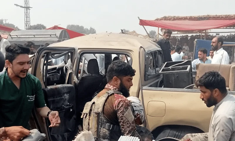 بنوں میں انڈس ہائی وے پر سکیورٹی فورسز کے قافلے پر دھماکہ؛ ایک اہلکار شہید اور تین زخمی، فورسز کا کانوائے پشاور سے بنوں آ رہا تھا، علاقے کی ناکہ بندی کر کے سرچ آپریشن شروع۔