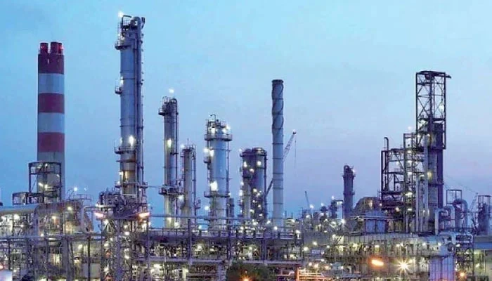 اسلام آباد میں ہیوی ٹریفک پر پابندی نے توانائی کا بحران پیدا کر دیا؛ اٹک ریفائنری کا مرکزی یونٹ بند، خام تیل کی سپلائی رکنے اور اسٹوریج ٹینکس بھر جانے کے باعث پیداوار معطل۔