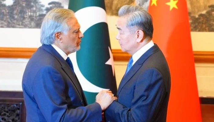 بیجنگ میں اسحاق ڈار اور وانگ ای کی ملاقات؛ مشرقِ وسطیٰ کے لیے مشترکہ 'پانچ نکاتی اقدام' کا اعلان اور سی پیک ٹو کے تحت اسٹریٹجک تعاون بڑھانے پر اتفاق