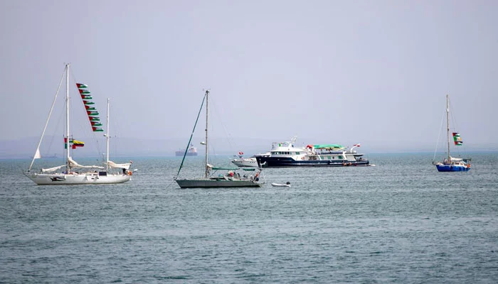 اسرائیلی کمانڈوز کا بین الاقوامی پانیوں میں گلوبل صمود فلوٹیلا پر چھاپہ۔ ڈرونز اور جامنگ ٹیکنالوجی کا استعمال، 11 کشتیوں سے رابطہ منقطع۔ امدادی کارکنوں کو تشدد کی دھمکیاں۔