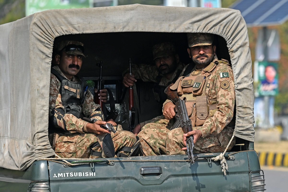 خیبرپختونخوا کے اضلاع باڑہ اور بنوں میں سکیورٹی فورسز نے دو مختلف انٹیلی جنس بیسڈ آپریشنز کے دوران 13 خوارج کو ہلاک کر دیا، جس پر وزیرِاعظم اور وزیر داخلہ نے فورسز کو خراج تحسین پیش کیا ہے