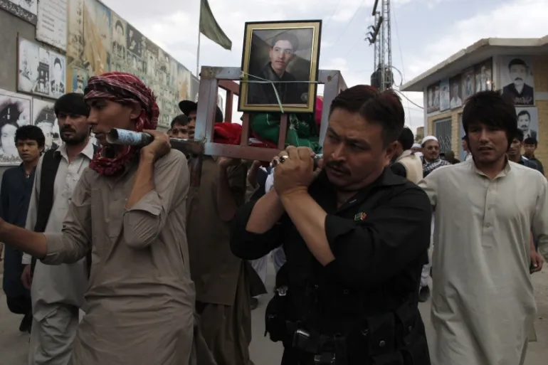 ہرات میں مزار کے قریب فائرنگ کے نتیجے میں 10 افراد جاں بحق اور درجنوں زخمی ہو گئے ہیں۔ یہ حملہ طالبان دورِ حکومت میں آئی ایس کے پی کی بڑھتی ہوئی آپریشنل آزادی اور افغانستان کے دہشت گردوں کے لیے محفوظ پناہ گاہ بننے کی واضح نشاندہی کرتا ہے