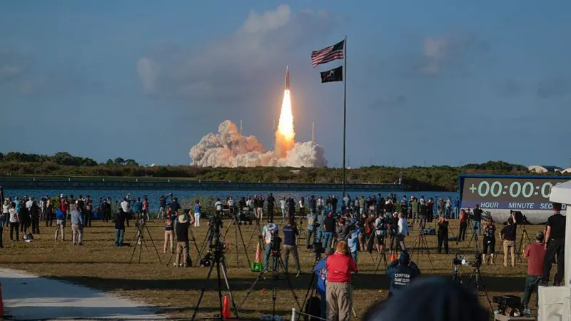 آرٹیمس 2: چاند کے گرد نصف صدی بعد پہلی انسانی مہم کا آغاز، چار خلا باز تاریخی سفر پر روانہ