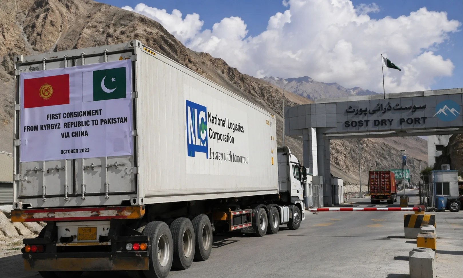 پاکستان نے افغانستان کو بائی پاس کرتے ہوئے چین کے راستے وسطی ایشیائی ریاستوں کے لیے ایک نیا اور محفوظ تجارتی راستہ فعال کر دیا ہے۔ کرغزستان سے آنے والی پہلی تجارتی کھیپ سوست ڈرائی پورٹ پہنچ گئی ہے، جس سے وسطی ایشیا کی کراچی بندرگاہ تک براہِ راست رسائی ممکن ہو گئی ہے۔