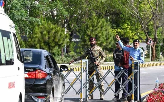 امریکہ اور ایران کے مابین مذاکرات کے دوسرے دور کے لیے وفاقی دارالحکومت میں سیکیورٹی ریڈ الرٹ؛ 18 ہزار اہلکار تعینات، ریڈ زون سیل اور میٹرو بس سروس معطل، جڑواں شہروں میں سنائپرز اور رینجرز نے مورچے سنبھال لیے۔