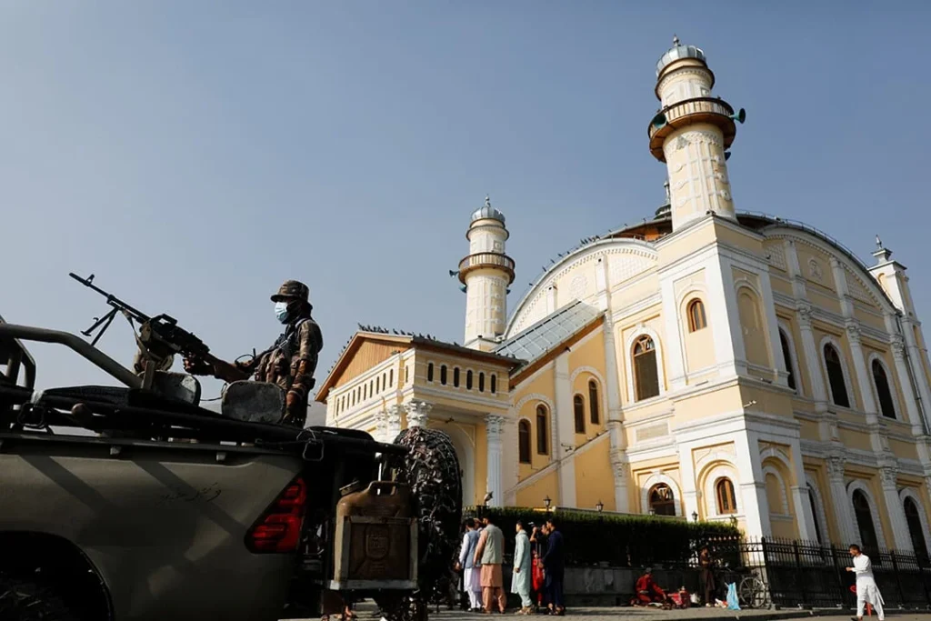 کابل میں طالبان علماء کو لاحق خطرات کے بعد اہم مساجد کی سکیورٹی انتہائی سخت کر دی گئی ہے، جہاں مسلح دستوں کی بھاری نفری تعینات ہے۔