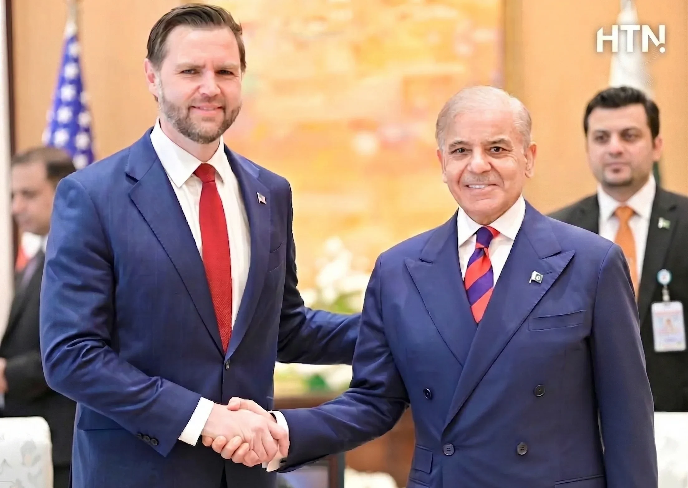 وزیراعظم شہباز شریف اور امریکی نائب صدر جے ڈی وینس کے درمیان اسلام آباد میں ملاقات؛ دونوں رہنماؤں نے خطے میں پائیدار امن کے لیے مذاکرات کو خوش آئند قرار دیتے ہوئے تعمیری انداز میں آگے بڑھنے کے عزم کا اظہار کیا