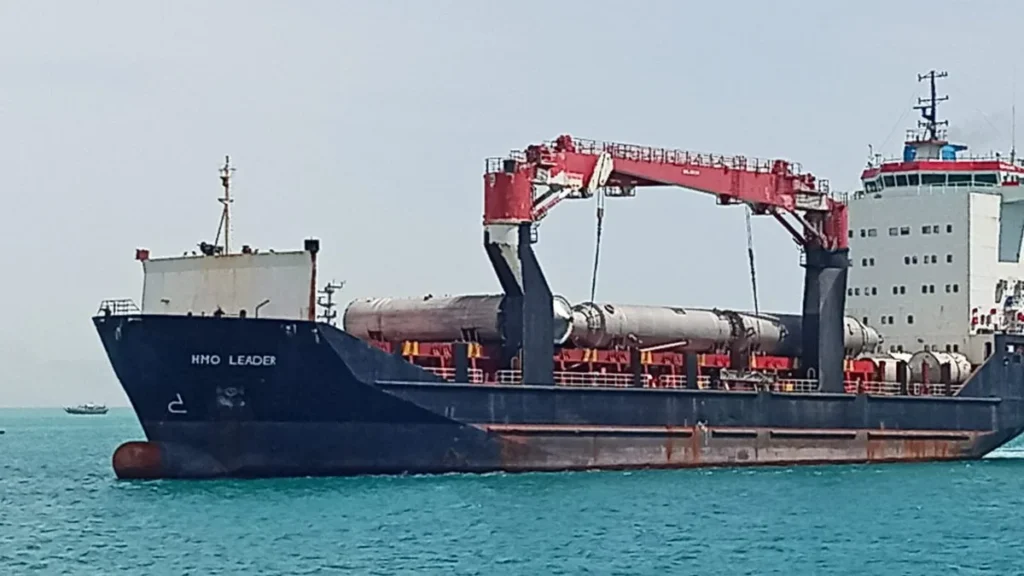 علاقائی کشیدگی اور روایتی بحری راستوں پر بڑھتے ہوئے دباؤ کے باوجود گوادر بندرگاہ پر بحری سرگرمیوں میں غیر معمولی اضافہ دیکھنے میں آ رہا ہے۔ مال بردار جہاز 'ایم وی ریوا گلوری' 14 ہزار 629 میٹرک ٹن سامان لے کر لنگر انداز ہو گیا ہے