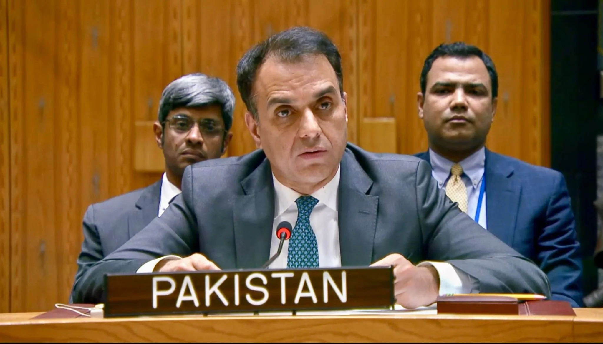 پاکستان نے لبنان کی خودمختاری کی حمایت کرتے ہوئے اسرائیلی بمباری کو عالمی قوانین کی خلاف ورزی قرار دے دیا اور کشیدگی میں کمی کے لیے سفارتی کوششوں پر زور دیا ہے