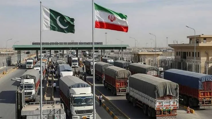 پاکستان اور ایران کے درمیان نیا ٹرانزٹ کوریڈور فعال؛ پہلی تجارتی کھیپ ایران کے راستے ازبکستان روانہ کر دی گئی۔ یہ راستہ وقت اور اخراجات میں نمایاں کمی لائے گا