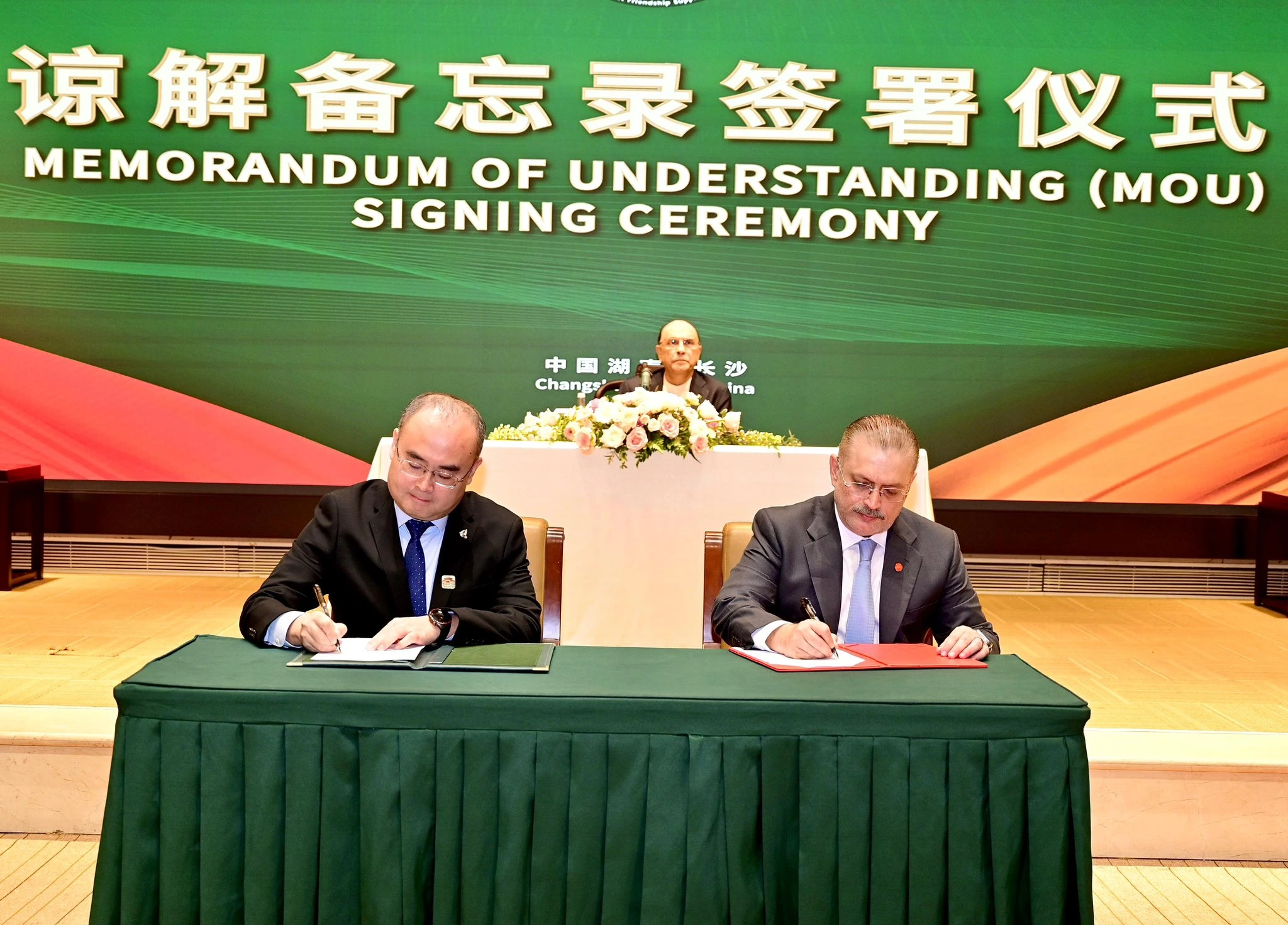 صدر آصف علی زرداری کے دورہ چین کے دوران کراچی میں پانی کی فراہمی اور زرعی شعبے میں جدت لانے کے لیے پاکستان اور چین کے مابین 3 اہم معاہدوں پر دستخط کر دیے گئے۔