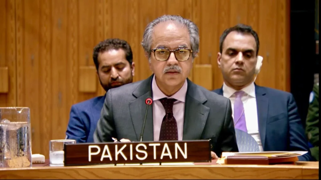 اقوامِ متحدہ میں پاکستان کے مستقل مندوب عاصم افتخار احمد نے سلامتی کونسل کو بریفنگ دیتے ہوئے کہا ہے کہ پاکستان 6 دہائیوں سے عالمی امن کا علمبردار ہے اور اب تک 2 لاکھ 50 ہزار سے زائد پاکستانی اہلکار اقوامِ متحدہ کے پرچم تلے اپنی خدمات پیش کر چکے ہیں.