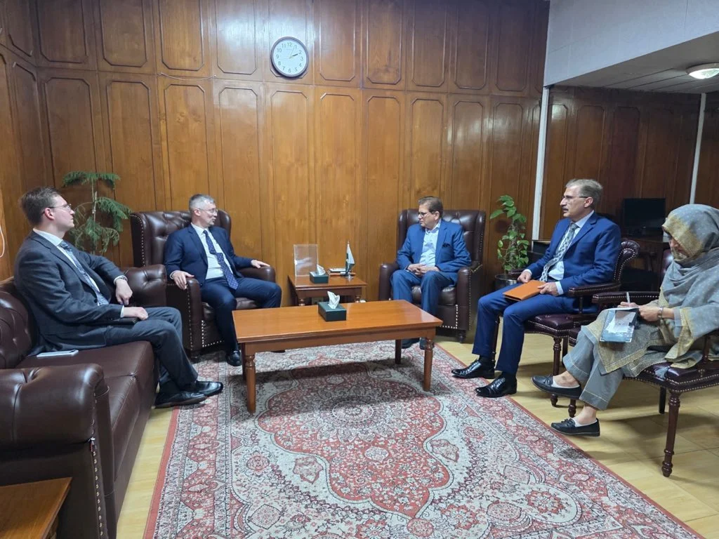 سابق نمائندہ خصوصی محمد صادق کی روسی سفیر البرٹ پی کھوریف سے ملاقات؛ خطے کی حالیہ صورتحال اور سرحد پار دہشت گردی کے اثرات پر اہم تبادلہ خیال۔