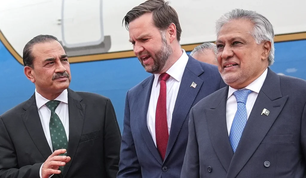 مڈل ایسٹ آئی کے مطابق پاکستان نے اپنی عسکری ساکھ کو سفارتی طاقت میں بدل کر دنیا کو حیران کر دیا ہے، تاہم یہ بڑھتا ہوا اثر و رسوخ خطے کے لیے ایک نیا اور پیچیدہ اسٹریٹجک چیلنج بھی بن سکتا ہے۔