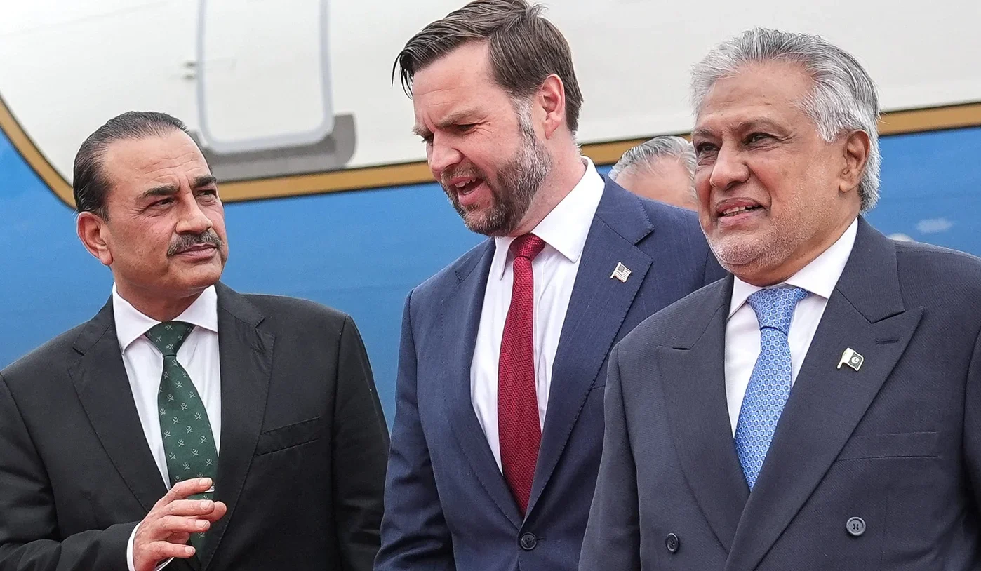 مڈل ایسٹ آئی کے مطابق پاکستان نے اپنی عسکری ساکھ کو سفارتی طاقت میں بدل کر دنیا کو حیران کر دیا ہے، تاہم یہ بڑھتا ہوا اثر و رسوخ خطے کے لیے ایک نیا اور پیچیدہ اسٹریٹجک چیلنج بھی بن سکتا ہے۔