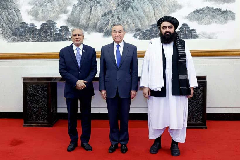 پاکستان اور افغان طالبان کے وفود چین روانہ ہو گئے ہیں جہاں بیجنگ کی ثالثی میں فائربندی، سرحدی تنازعات اور سیکیورٹی معاملات پر اہم مذاکرات ہوں گے