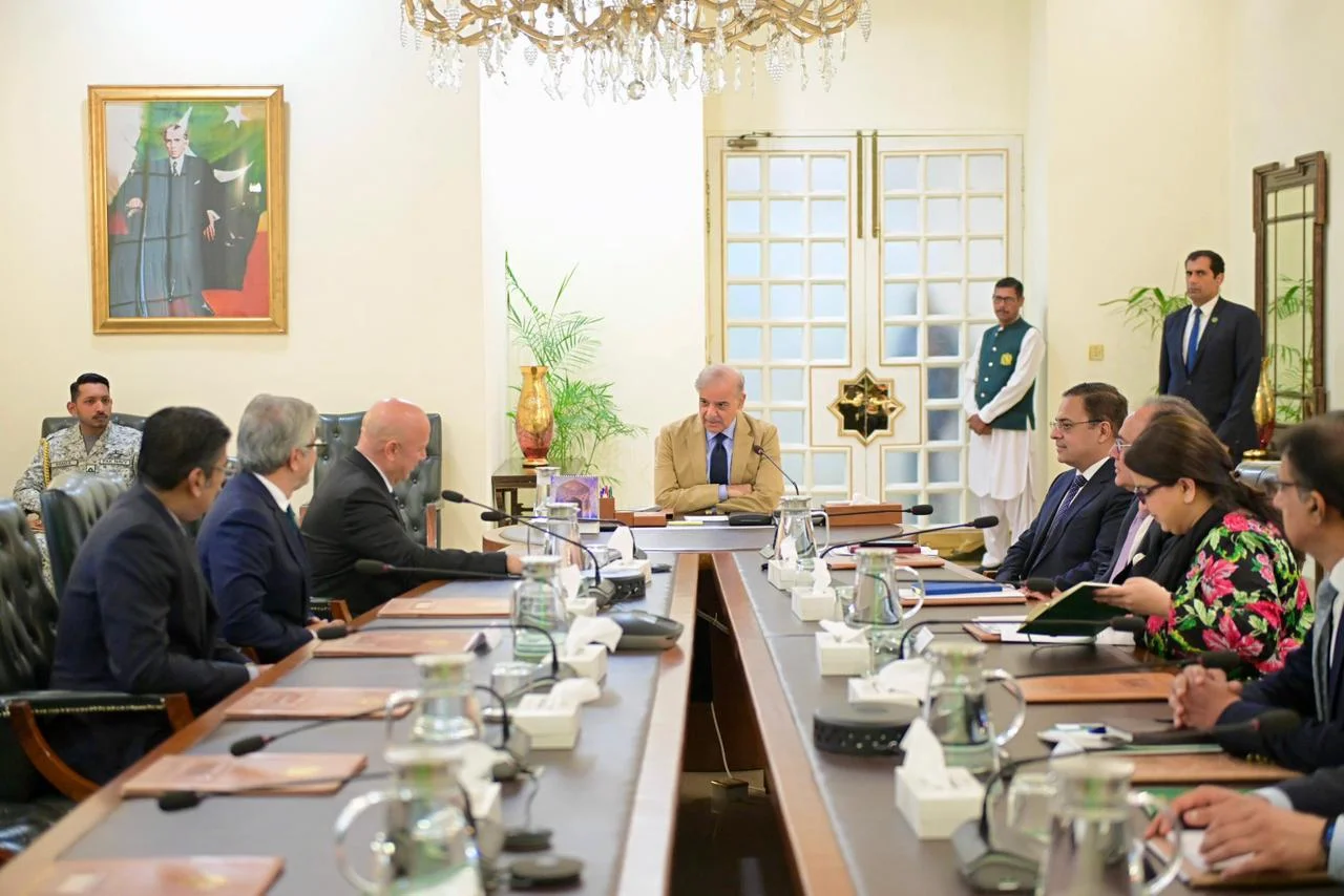 وزیراعظم شہباز شریف نے کیش لیس معیشت کے لیے آئی ٹی کے استعمال کو ناگزیر قرار دیتے ہوئے ڈیجیٹل سرمایہ کاروں کو ہر ممکن سہولیات فراہم کرنے کی یقین دہانی کرائی ہے