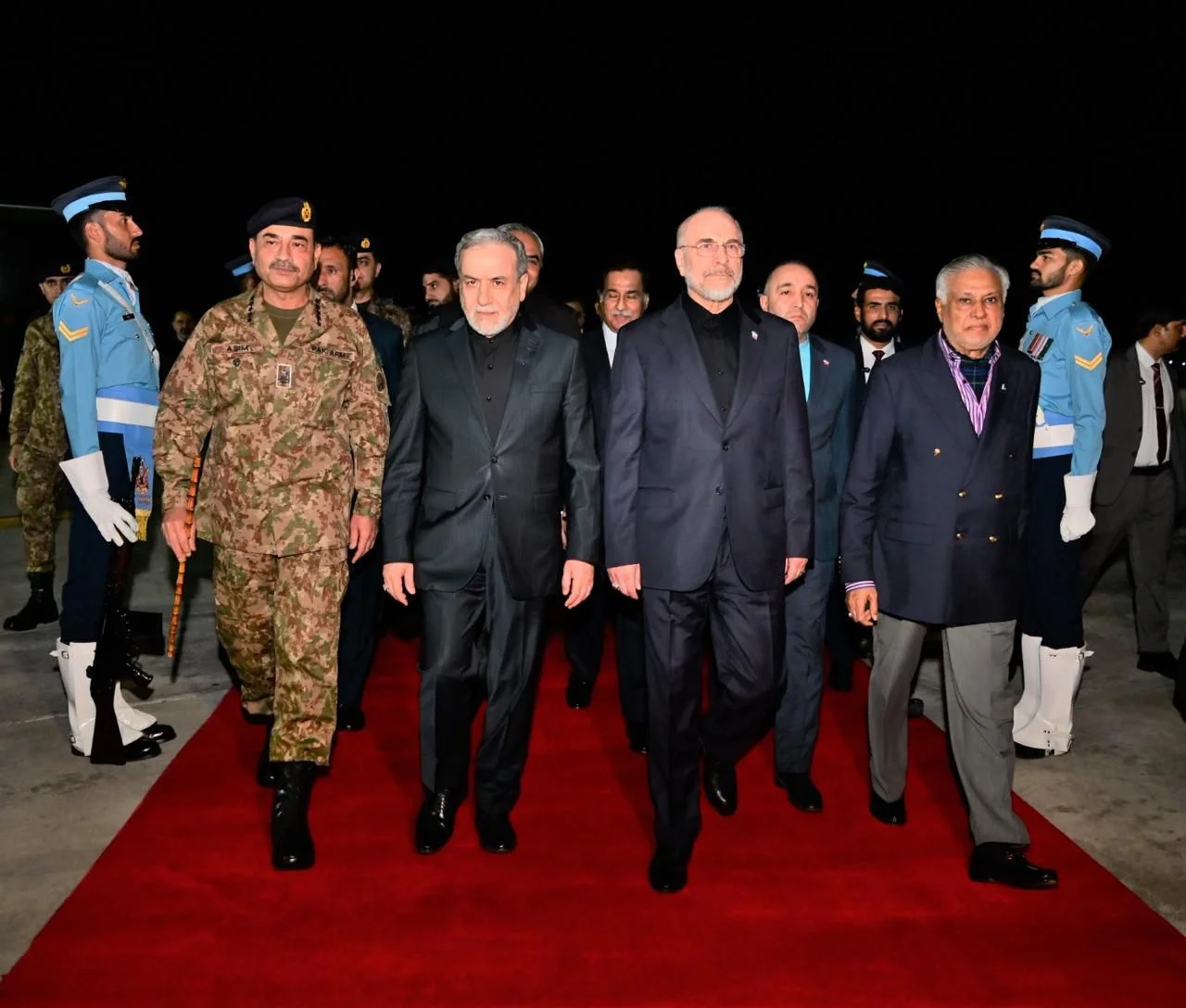 پاکستان نے اسلام آباد مذاکرات کے لیے ایران کے 86 رکنی وفد کی فہرست جاری کر دی ہے۔ اسپیکر پارلیمان اور وزیر خارجہ کی قیادت میں آنے والے اس وفد میں جوہری ماہرین اور معاشی حکام کی شمولیت تہران کے سنجیدہ اہداف کو ظاہر کرتی ہے