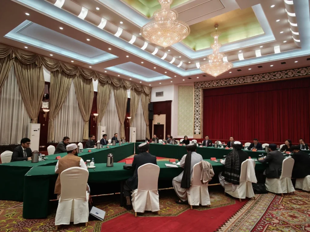 ارومچی میں چین، پاکستان اور افغانستان کے مابین ہفتہ بھر جاری رہنے والے مذاکرات میں ٹی ٹی پی کو غیر مسلح کرنے اور سرحدی کشیدگی کے خاتمے کے لیے اہم تجاویز پر اتفاق کر لیا گیا ہے، جو علاقائی امن کی جانب ایک بڑی پیش رفت ہے