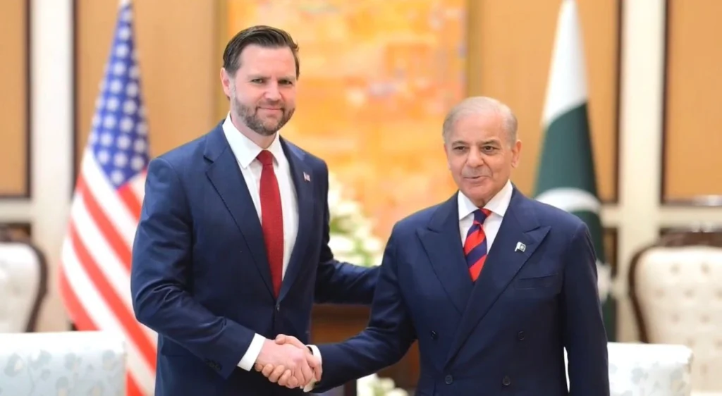 وزیراعظم شہباز شریف اور امریکی نائب صدر جے ڈی وینس کے درمیان اسلام آباد میں ملاقات؛ دونوں رہنماؤں نے خطے میں پائیدار امن کے لیے مذاکرات کو خوش آئند قرار دیتے ہوئے تعمیری انداز میں آگے بڑھنے کے عزم کا اظہار کیا