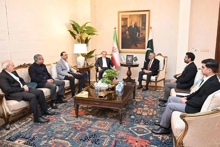 اسلام آباد میں وزیراعظم شہباز شریف اور آرمی چیف فیلڈ مارشل عاصم منیر کی ایرانی وزیرِ خارجہ عباس عراقچی سے ملاقات؛ امریکہ ایران کشیدگی کے خاتمے اور علاقائی امن پر اہم مشاورت۔