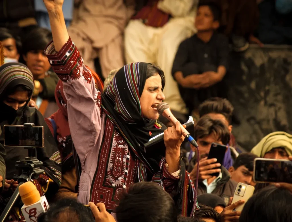 ماہرنگ بلوچ کے لئے مغربی بیانیہ تنقید کی زد میں