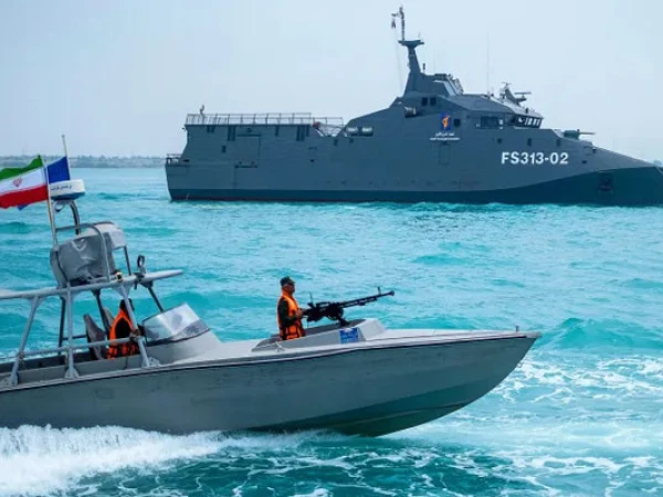 آبنائے ہرمز میں بھارتی بحری جہازوں پر فائرنگ کے بعد نئی دہلی اور تہران کے مابین سفارتی کشیدگی؛ بھارت نے ایرانی سفیر کو طلب کر کے شدید احتجاج ریکارڈ کرا دیا، تجارتی جہاز رانی کی حفاظت یقینی بنانے کا مطالبہ۔