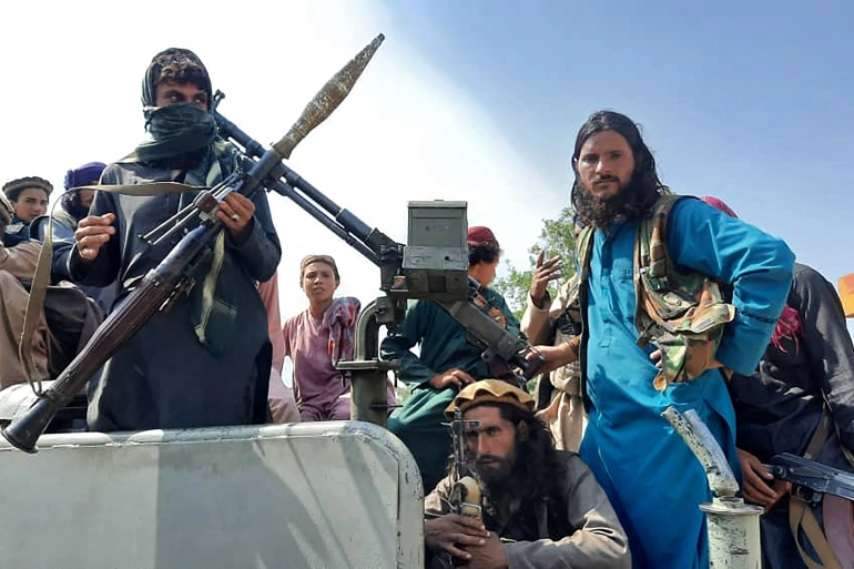 طالبان کے زیرِ اقتدار افغانستان اس وقت ایک ایسے نظریاتی حصار میں ہے جہاں 'نیشن اسٹیٹ' کے تصور کو مسترد کر کے قومی شناخت مٹائی جا رہی ہے۔ دہشت گرد گروہوں کی مبینہ پشت پناہی، انسانی حقوق کی پامالی اور معاشی ناکامیوں نے کابل انتظامیہ کو عالمی تنہائی اور علاقائی انتشار کے دہانے پر لا کھڑا کیا ہے۔